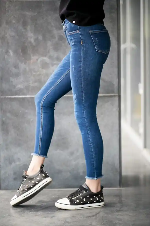 find-out-how-to-wear-sneakers-with-skinny-jeans-in-2023