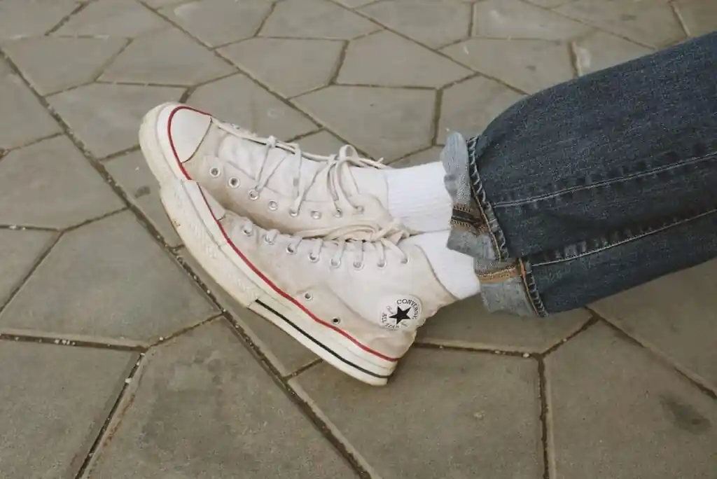 how-to-wear-sneakers-with-skinny-jeans-in-2023