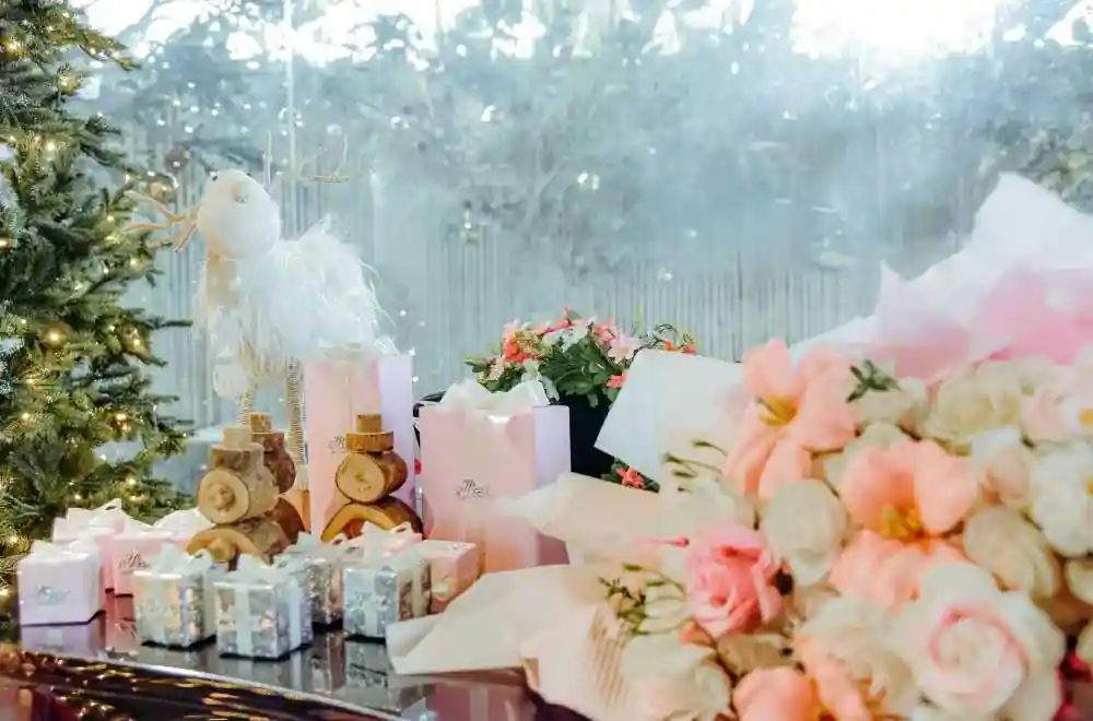 why-christmas-gifts-paired-with-flowers-always-feel-more-special